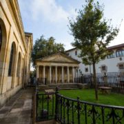 Casa de Juntas y árbol